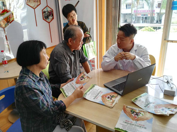 华大街道社区服务项目“关爱口腔，关注健康”口腔义诊活动暨社会经济咨询服务圆满举办